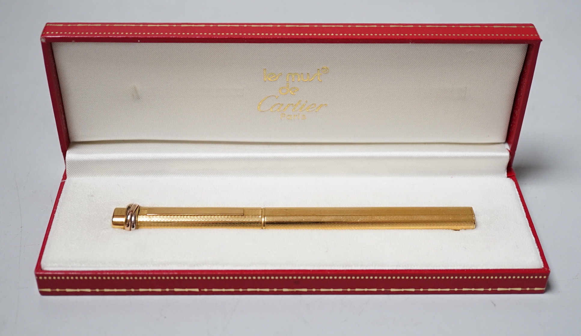 A boxed Must de Cartier pen